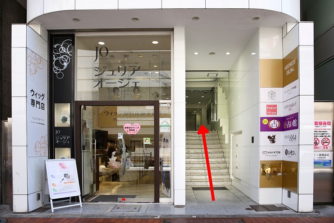 ウィッグ専門店横の階段を上り、エレベータで3階までお越しください