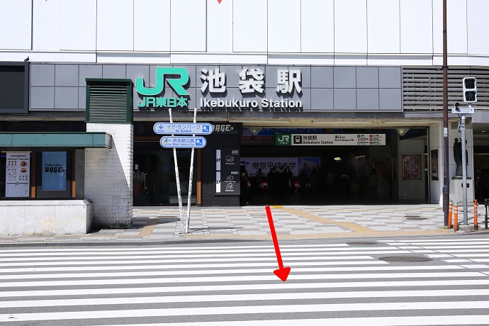 池袋駅東口（北）を出ます