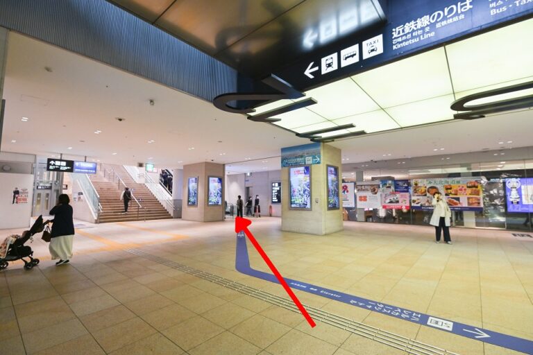 つきあたり左手のエスカレータ・階段を上ります