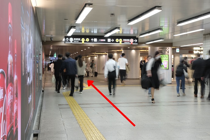 【南海電車方面】に真っすぐ進みます