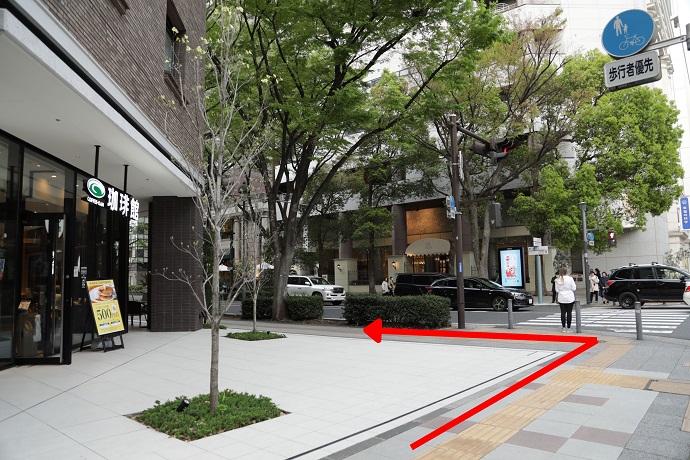 珈琲館の角を左手に進みます