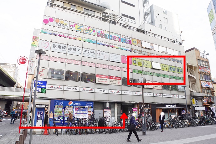 ビル3階にレモン社とスタジオ728が見えます