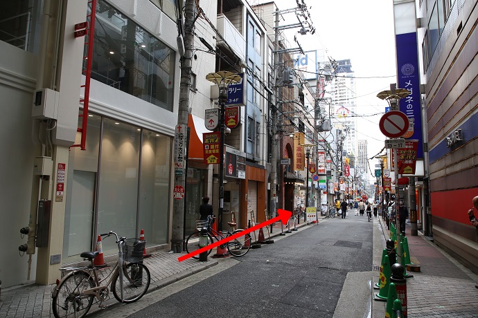 そのまま道なりに直進します