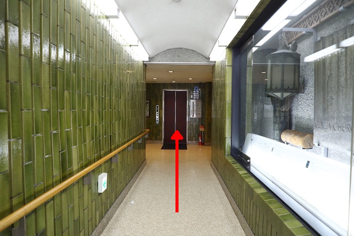 エレベーターで8階へいらしてください