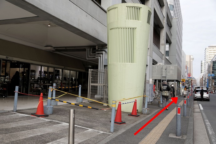 左手側にガラス張りの靴屋さんがあり、細い道を直進します。道路を挟んで右手側にはローソンがあります。