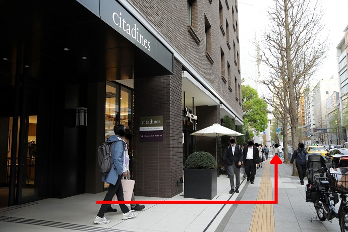 階段を上り外へ出ると目の前にバス停があるので左に直進します