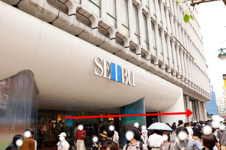 西武の前を通過します