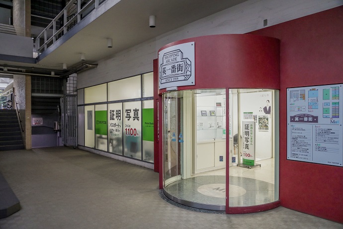 階段を降り赤い自動ドアを入るとスタジオ728山下公園店に到着します