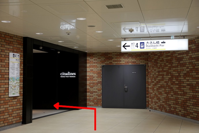 4番出口(大さん橋)の奥の階段を上ります