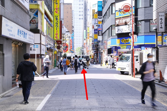 道なりに進みます