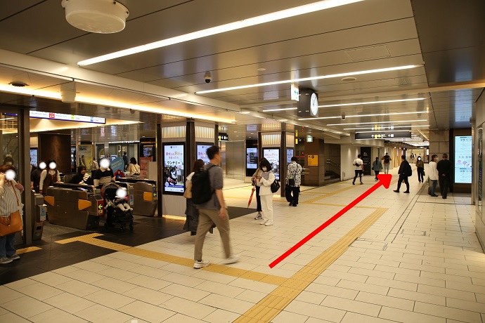 5号出入口及び6号出入口へ向かいます