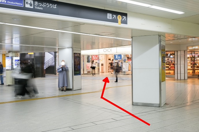 右手すぐに、B1階なんばマルイの入り口が見えます