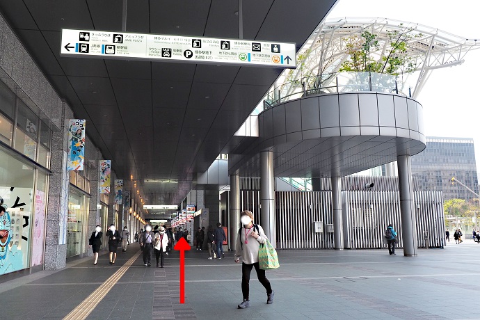 左折後直進で突当りがKITTE博多ビル(博多マルイ)です