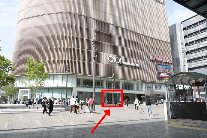 【北出口】を出ると【なんばマルイ】が見えます 真っすぐ進み建物へ入店、【6F カメラのナニワ】へお越しください