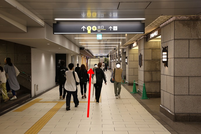 5号出入口及び6号出入口を目指して進みます