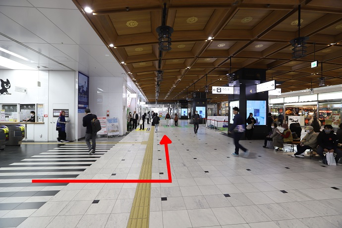 大分駅改札を出て左へ