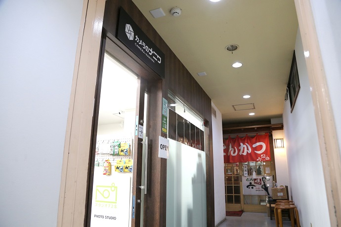 階段を上がった手前に当店があります