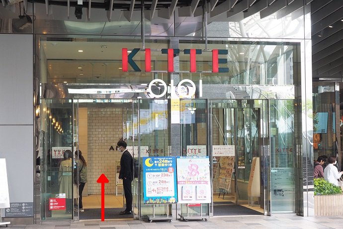 １階入口から左にエレベーターがありますので5階までお越しください