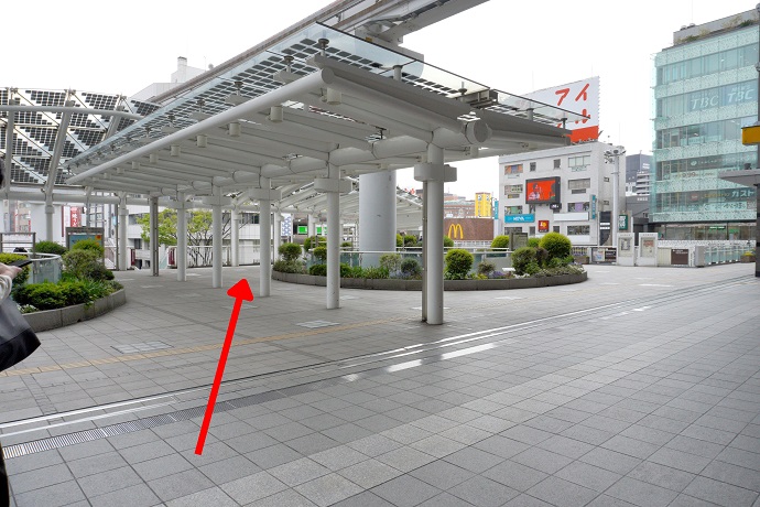 右斜め、マクドナルドの看板方向へ進みます