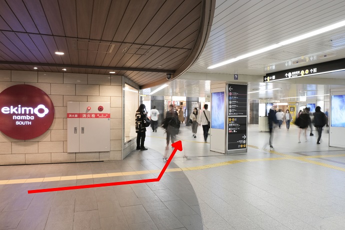 【ekimo】を抜け、左折します