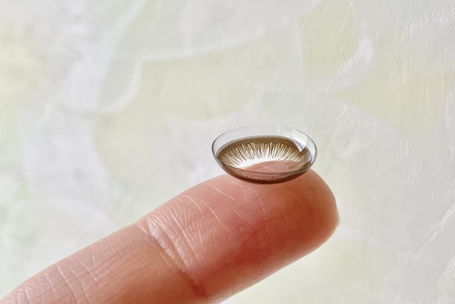 指の先にカラコンを乗せる