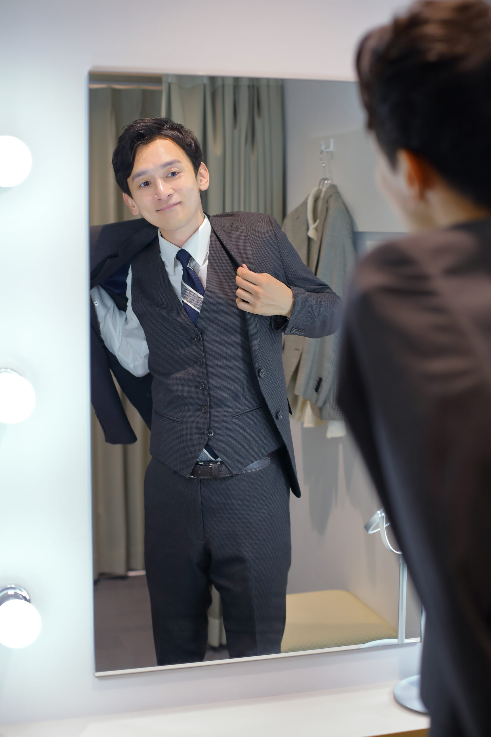 スーツを着用する男性