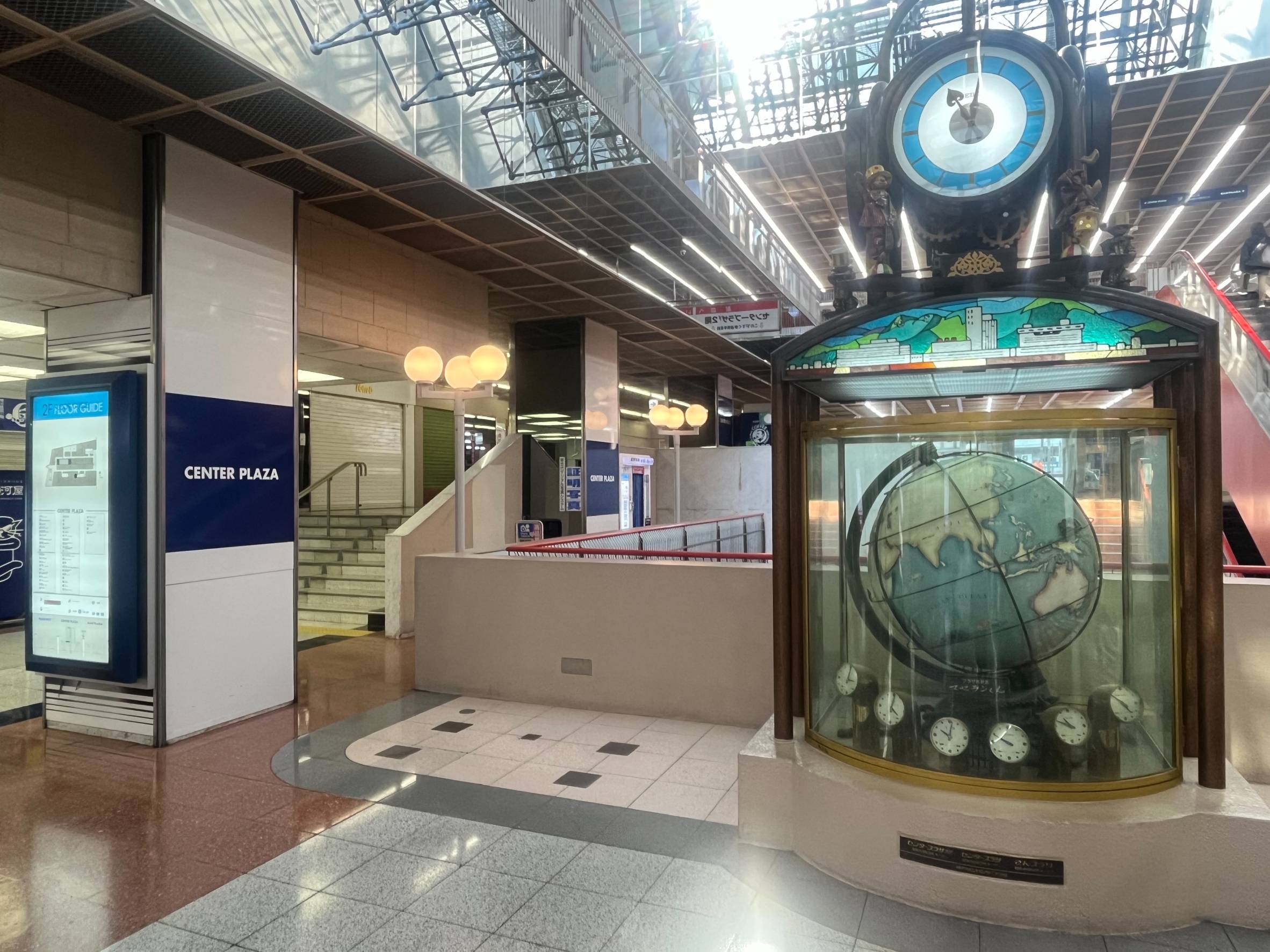 三宮センタープラザ2階 吹き抜け階段ホールの時計台