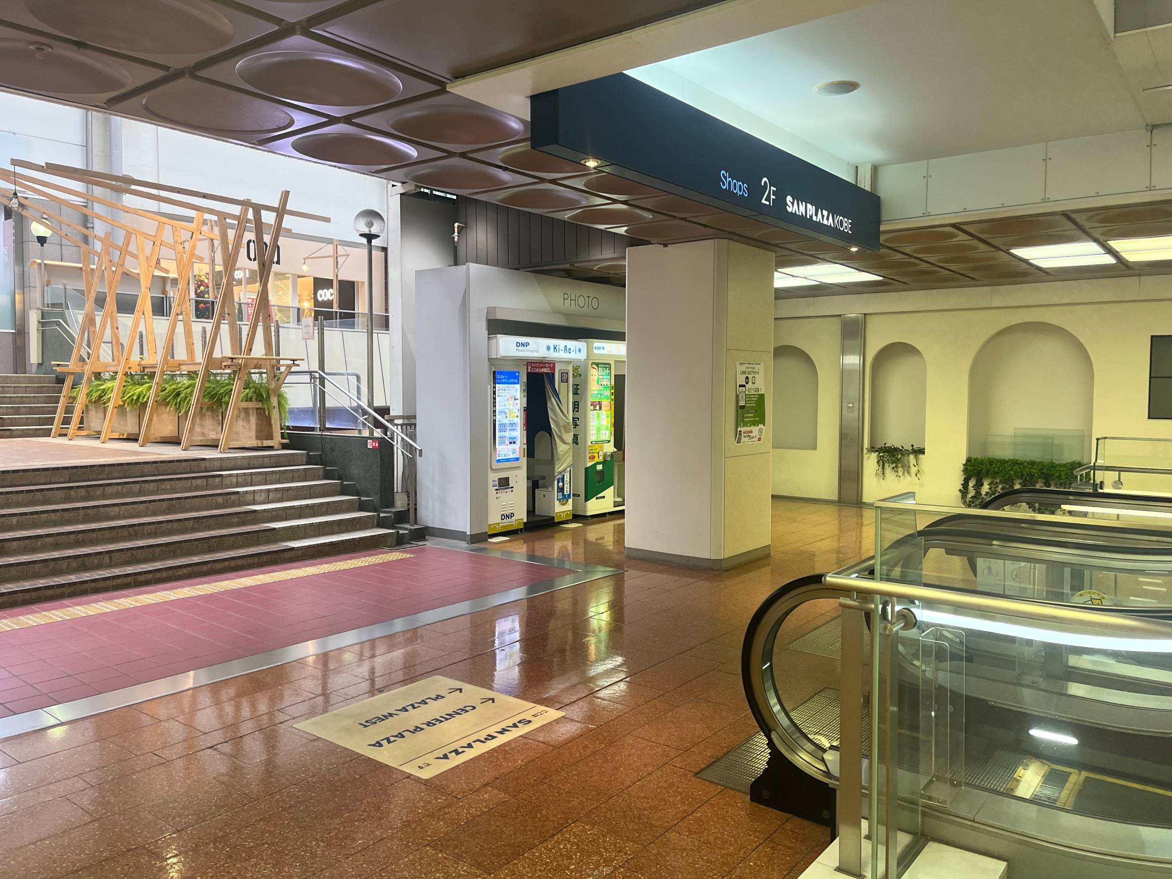 三宮センタープラザ2階 吹き抜け階段ホールの時計台