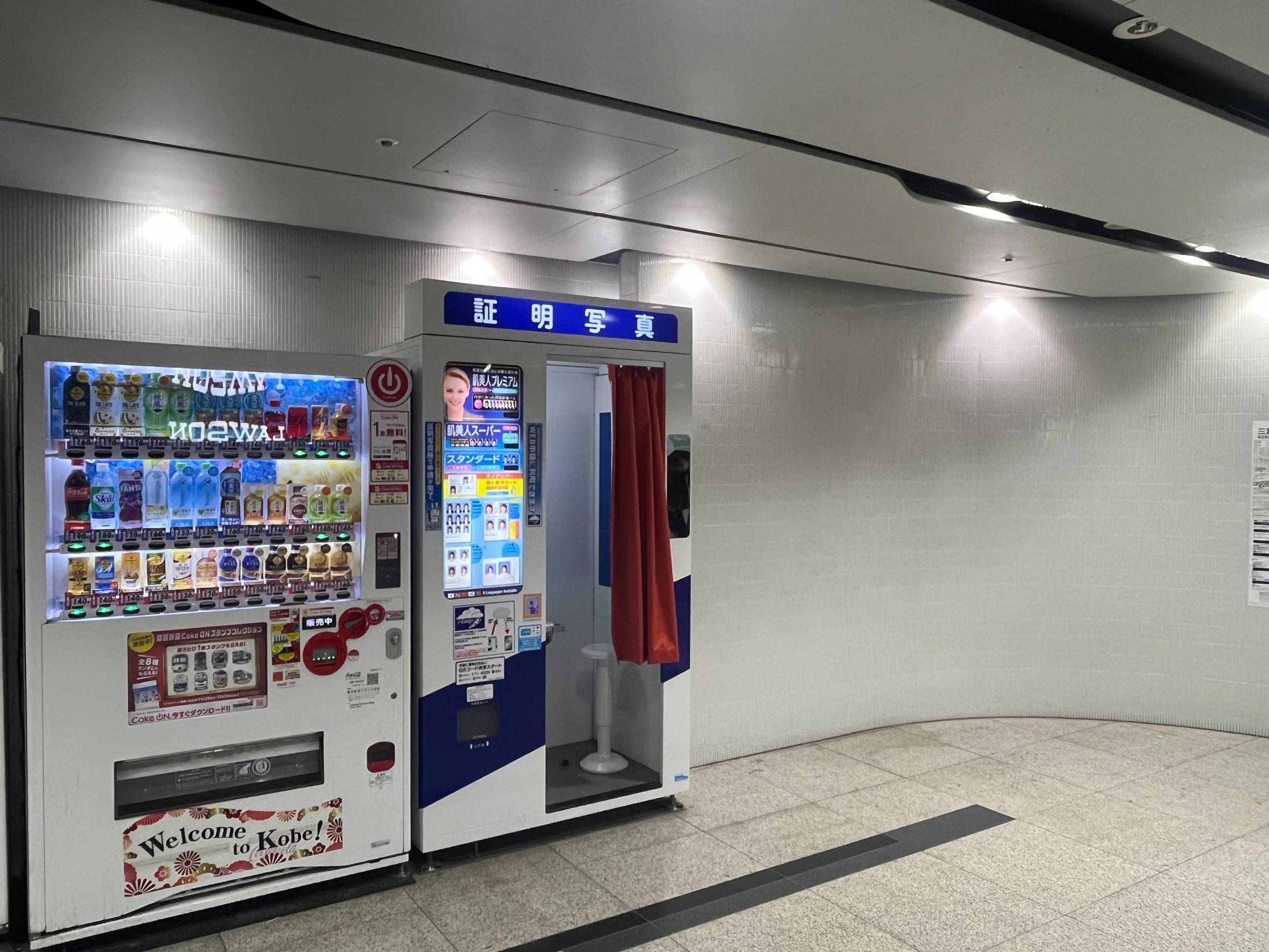 阪神三宮東口改札前　改札出て右手(北)すぐ