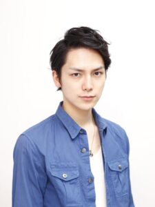 前髪をあげたメンズヘア