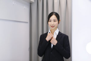 スタジオ728のドレッサールーム内で身支度する女性