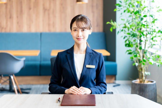 接客業、受付の女性