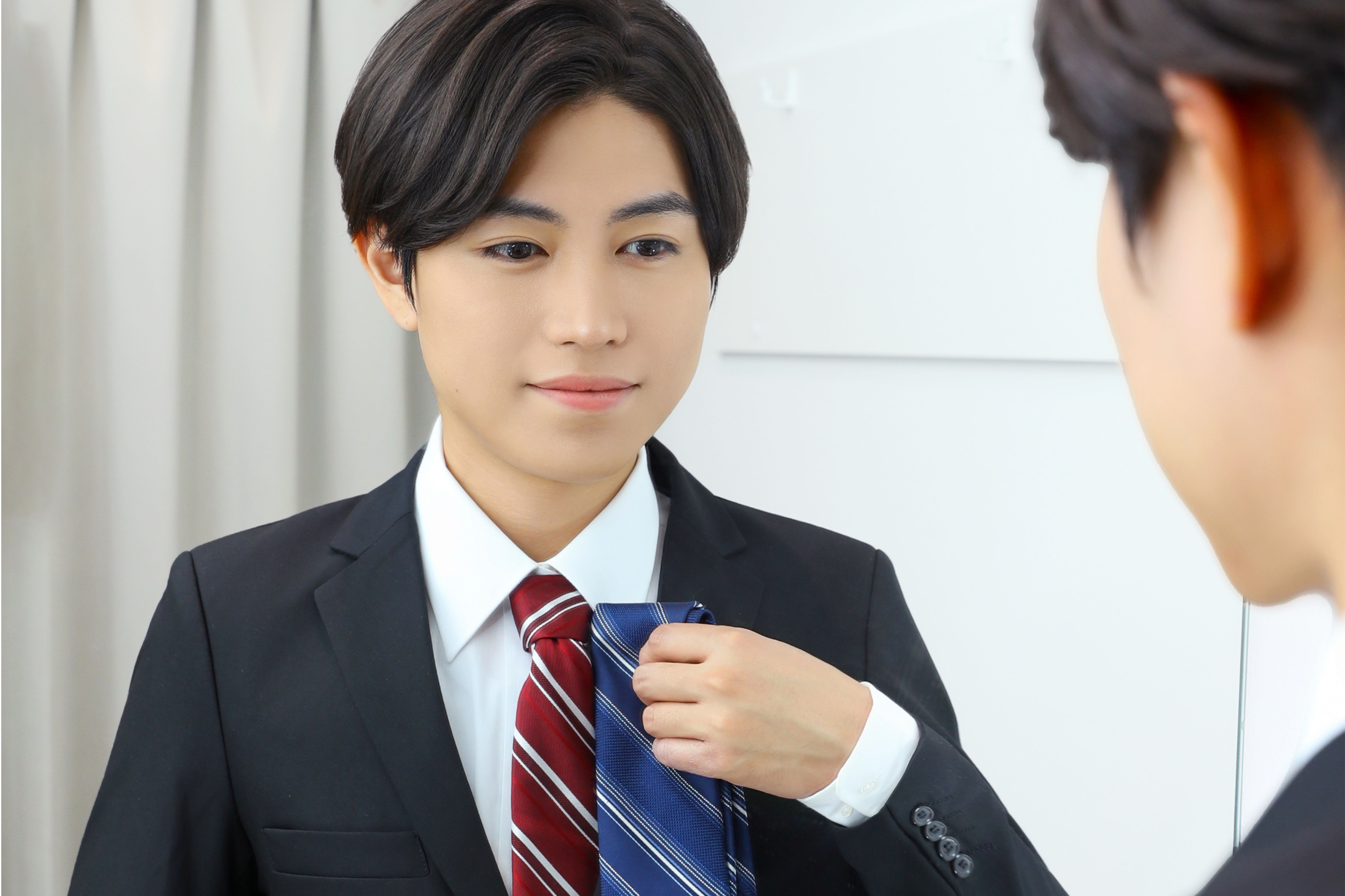 ネクタイを選ぶ就活男子