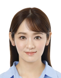 シャツを着用した女性の証明写真
