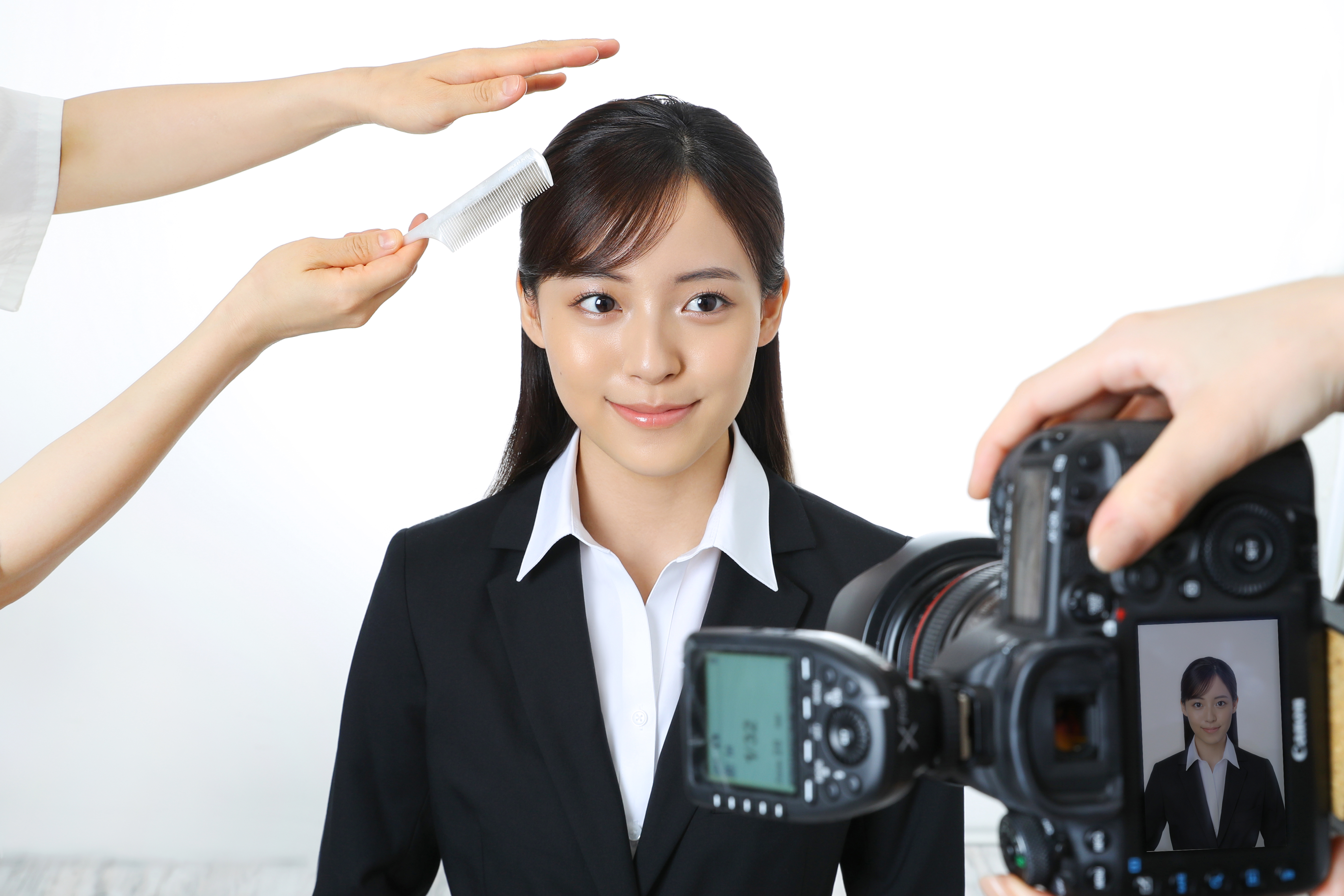 撮影中にヘアチェックをする様子