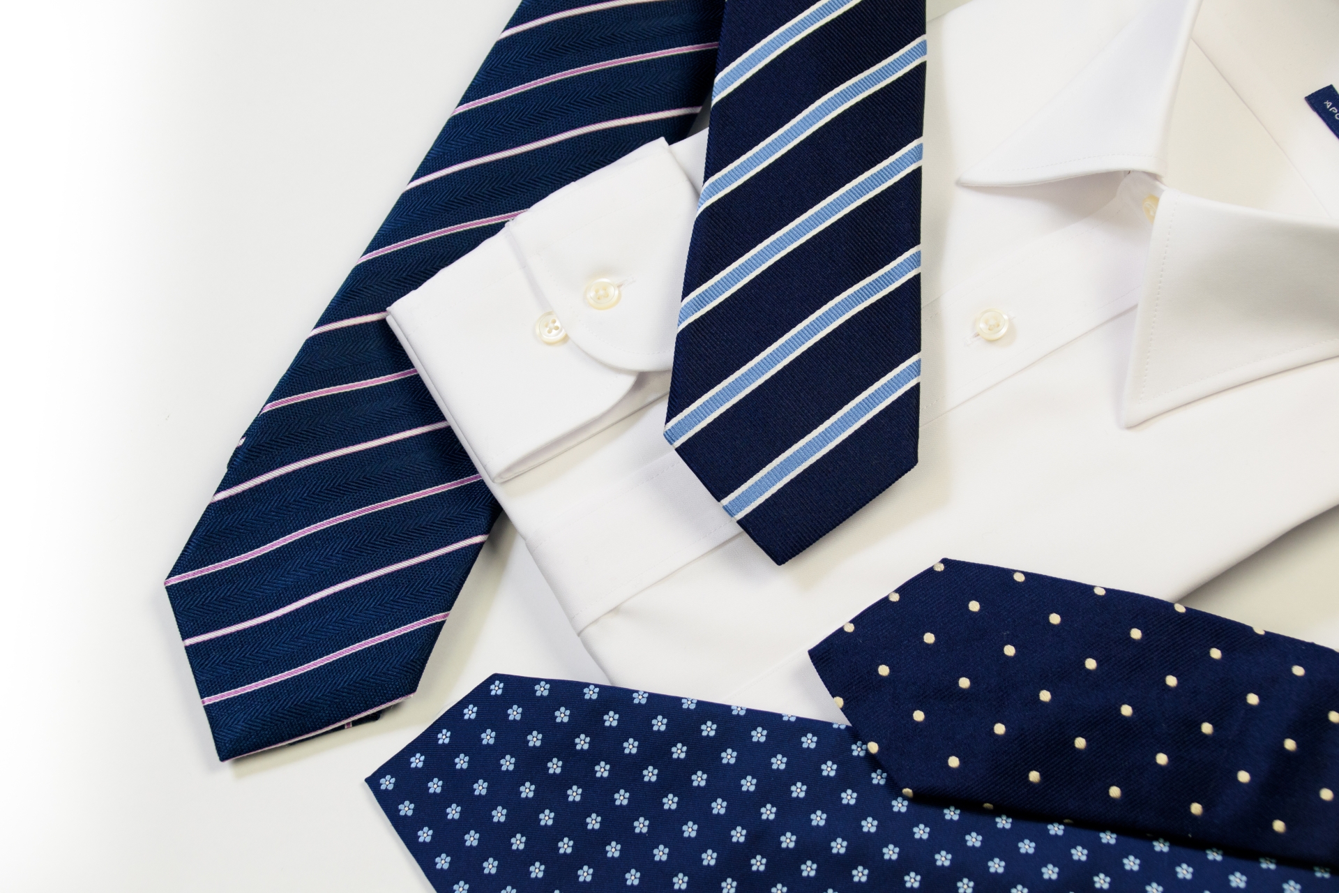 細いストライプのネクタイ