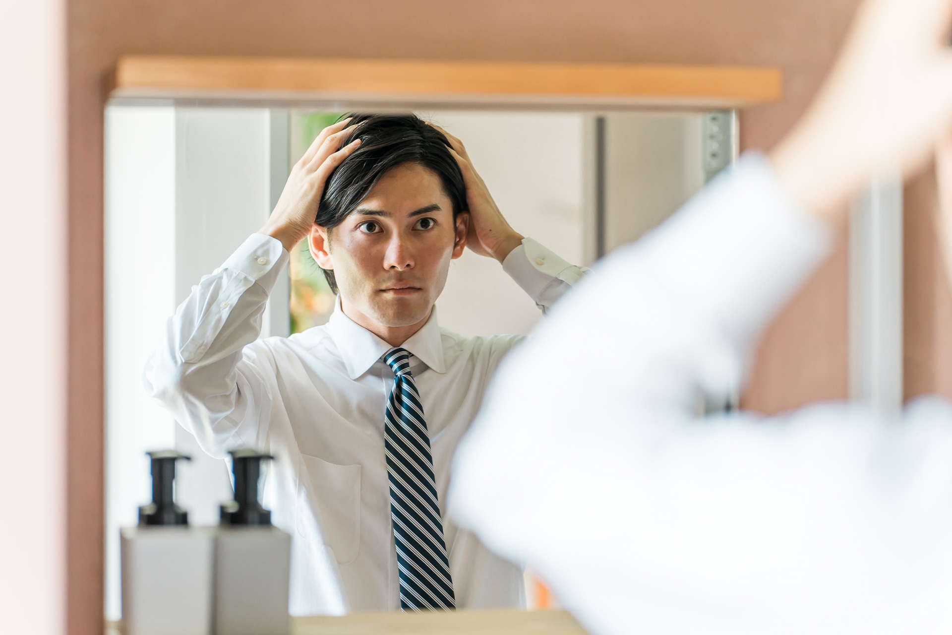 ヘアセットをする男性