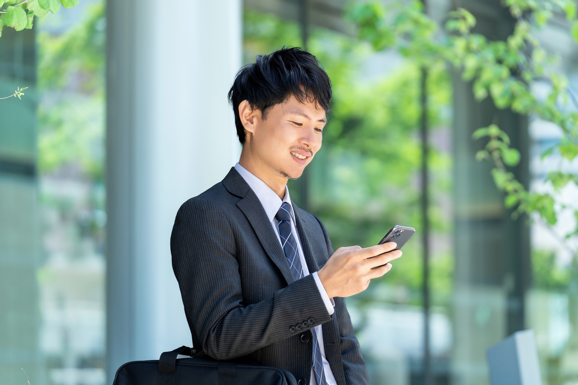 オフィス街の男性