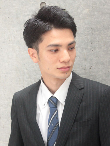 アップバングヘアの男性