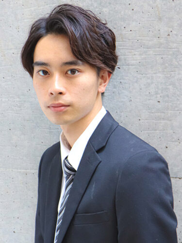 ナチュラルなセンターパートヘアの男性