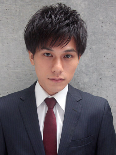 爽やかな流し前髪の男性