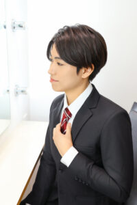 ネクタイを整える就活男子