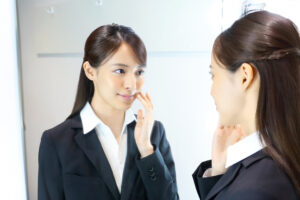鏡に映る自分を見る就活女子