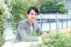 屋外で撮影したマッチングアプリ用写真